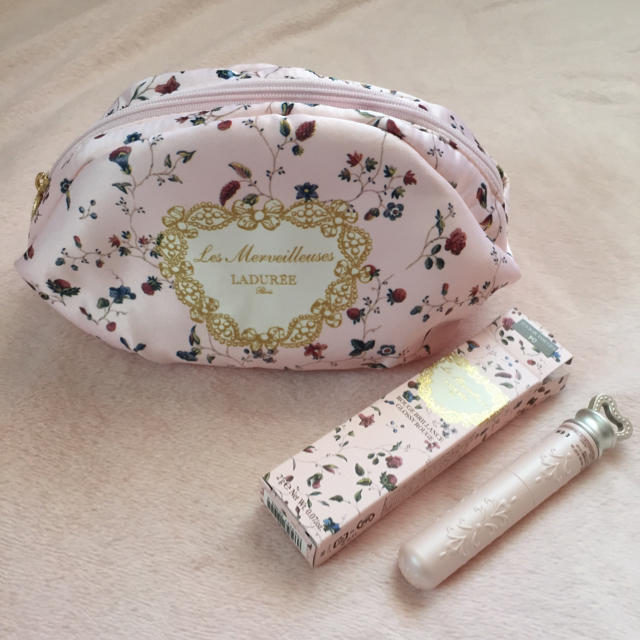 LADUREE(ラデュレ)のラデュレ化粧ポーチとリップ コスメ/美容のキット/セット(コフレ/メイクアップセット)の商品写真