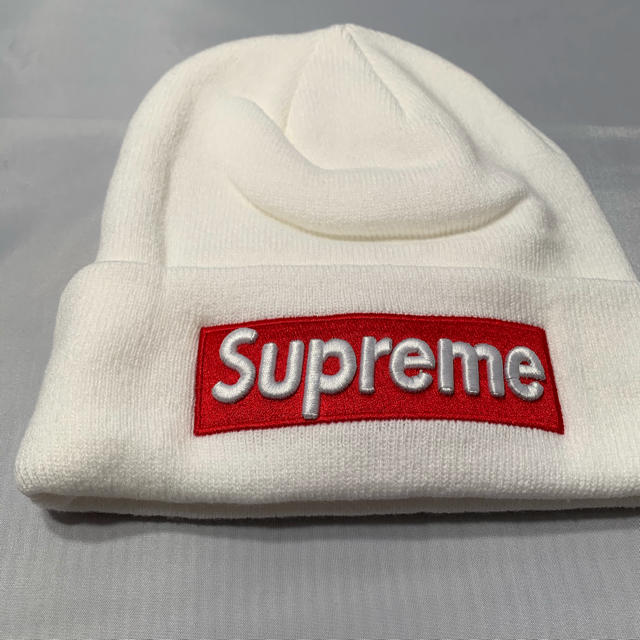 Supreme(シュプリーム)のシュプリーム ニット帽 新品 ニューエラ   キャップ ホワイト レディースの帽子(ニット帽/ビーニー)の商品写真
