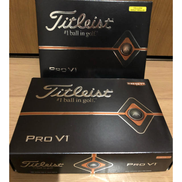 Titleist(タイトリスト)のタイトリストゴルフボール 2019 Pro V1  イエロ＆ホワイト スポーツ/アウトドアのゴルフ(その他)の商品写真