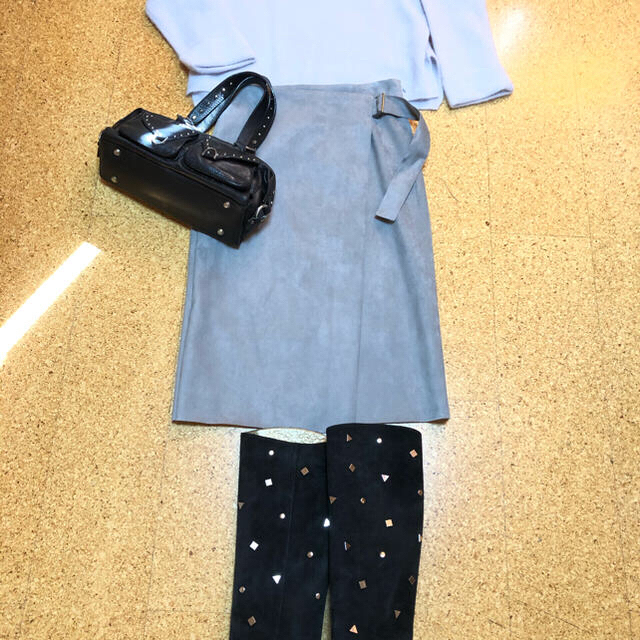 TOMORROWLAND(トゥモローランド)の¥23000新品未使用トゥモローランドフェイクスウェードグレーベルト付きスカート レディースのスカート(ひざ丈スカート)の商品写真