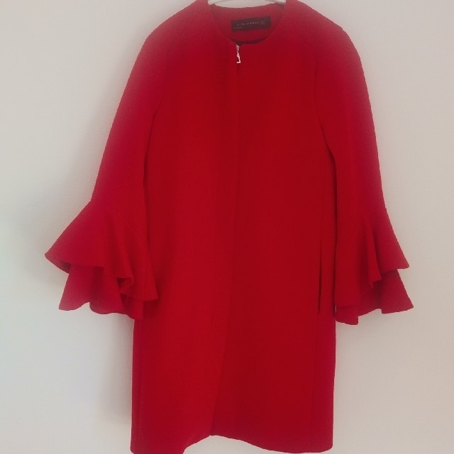 ZARA(ザラ)の完売品！　ZARA　赤　フリル袖　コート レディースのジャケット/アウター(ロングコート)の商品写真