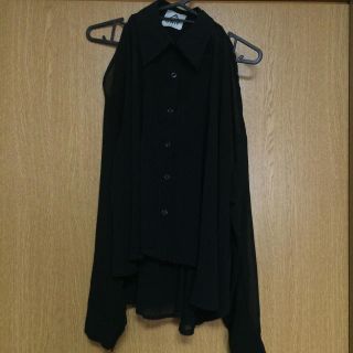 ユニフ(UNIF)のUNIF 肩出し 黒シャツ(シャツ/ブラウス(長袖/七分))