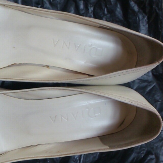 DIANA(ダイアナ)のDIANA 白 パンプス 23.5 レディースの靴/シューズ(ハイヒール/パンプス)の商品写真