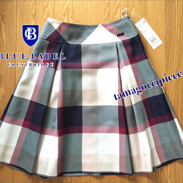 BURBERRY BLUE LABEL(バーバリーブルーレーベル)のワイン紺系クレストタックフレアースカート＊ブルーレーベルクレストブリッジ レディースのスカート(ひざ丈スカート)の商品写真