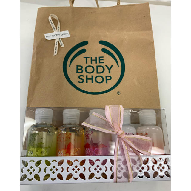 THE BODY SHOP(ザボディショップ)のザ・ボディショップ ミニ バス&ボディギフト フローラルセンツ コスメ/美容のボディケア(入浴剤/バスソルト)の商品写真