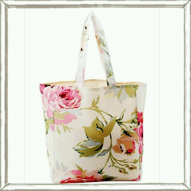 LAURA ASHLEY(ローラアシュレイ)のローラアシュレイ☆花柄ビッグトート レディースのバッグ(トートバッグ)の商品写真