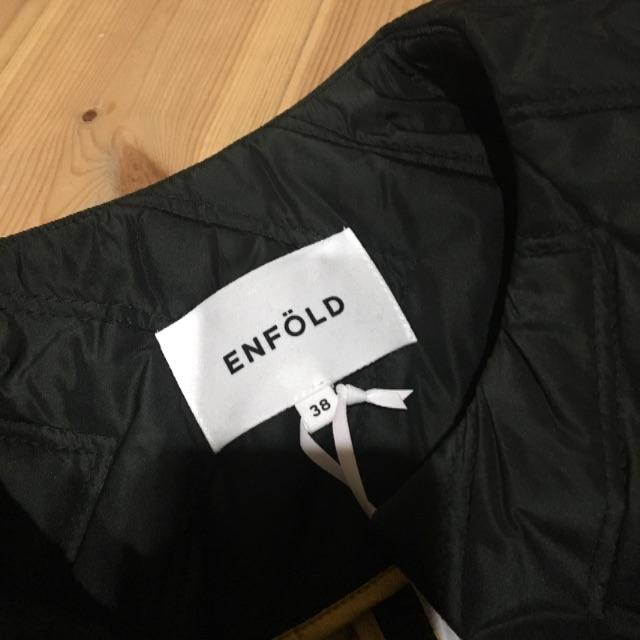 ENFOLD(エンフォルド)のエンフォルド enfold 今季完売キルティングコート カーキ38 新品未使用 レディースのジャケット/アウター(ノーカラージャケット)の商品写真