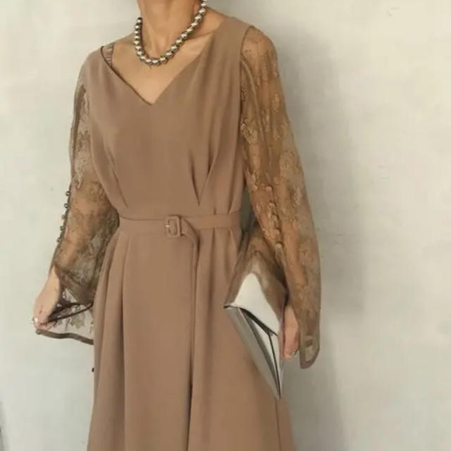 86cm着丈Ameri LACE SLEEVE REFINED DRESS【ベージュ】