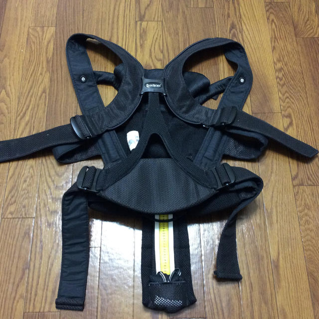 BABYBJORN(ベビービョルン)のベビービョルン babybjorn  ミラクル 抱っこ紐 メッシュ 黒 キッズ/ベビー/マタニティの外出/移動用品(抱っこひも/おんぶひも)の商品写真