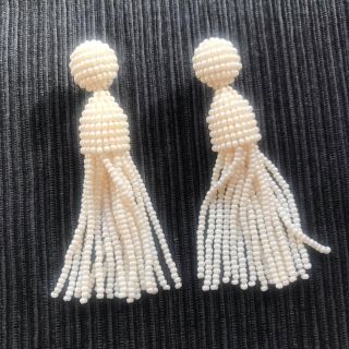 オスカーデラレンタ(Oscar de la Renta)の【引越の為値下】オスカーデラレンタ風 タッセルピアスアイボリー ブライダルピアス(ピアス)