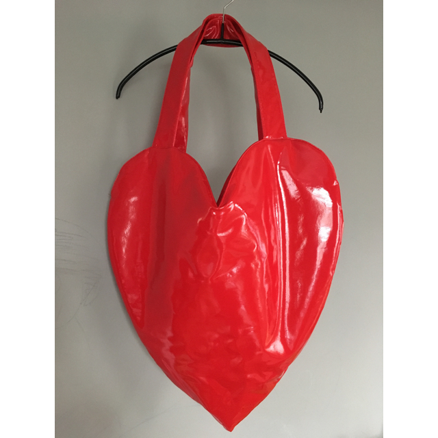 ハート エナメル バッグ レディースのバッグ(ショルダーバッグ)の商品写真