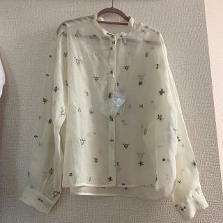 ケービーエフ(KBF)のKBF オーガンジー刺繍ブラウス  IVORY(シャツ/ブラウス(長袖/七分))