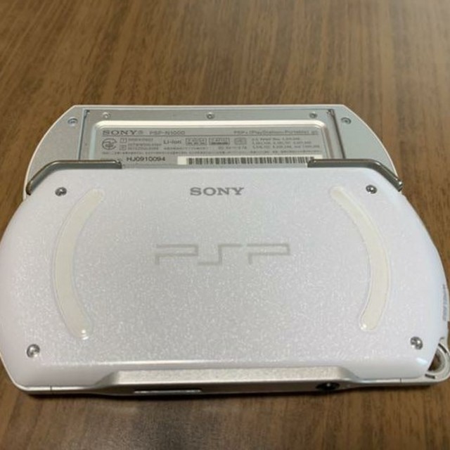 SONY(ソニー)の値下げ中 PSP go ホワイト 白
PSP-N1000 エンタメ/ホビーのゲームソフト/ゲーム機本体(携帯用ゲーム機本体)の商品写真