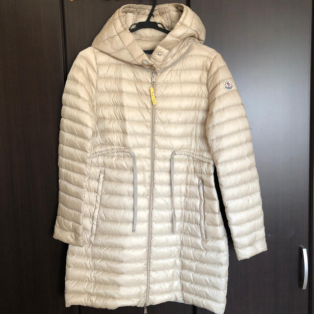 MONCLER(モンクレール)の23日まで❣️MONCLER ライトダウンバーベルBARBEL3ライトベージュ レディースのジャケット/アウター(ダウンジャケット)の商品写真