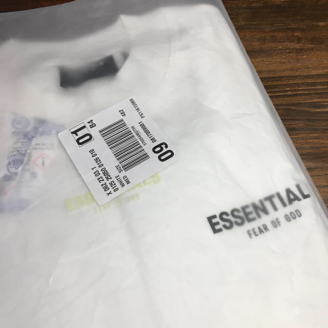 FEAR OF GOD(フィアオブゴッド)のFOG Essentials Photo Series Long Sleeve メンズのトップス(Tシャツ/カットソー(七分/長袖))の商品写真