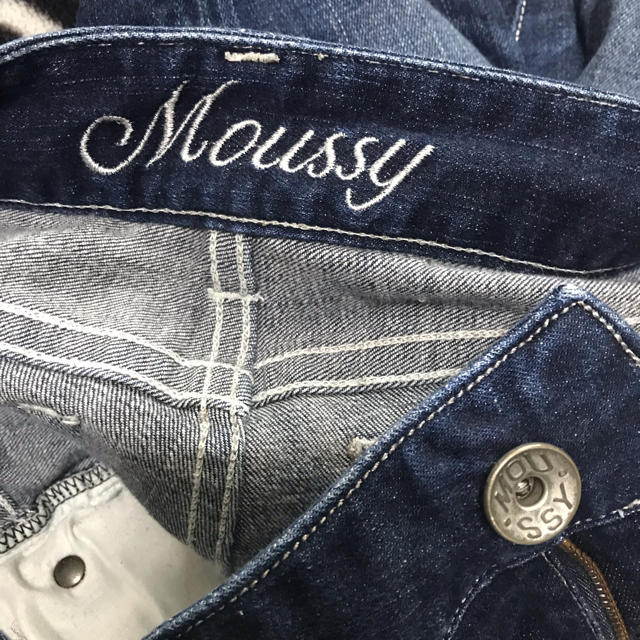 moussy(マウジー)のマウジー シルバーステッチ スリムストレート 27インチ レディースのパンツ(デニム/ジーンズ)の商品写真