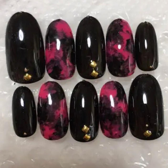 ネイルチップ 黒×ピンク タイダイ柄 コスメ/美容のネイル(つけ爪/ネイルチップ)の商品写真