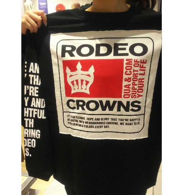 RODEO CROWNS WIDE BOWL(ロデオクラウンズワイドボウル)の新品未使用 ブラック※ロンT ブラック ホワイト グレー パープルが実在します。 レディースのトップス(Tシャツ(長袖/七分))の商品写真