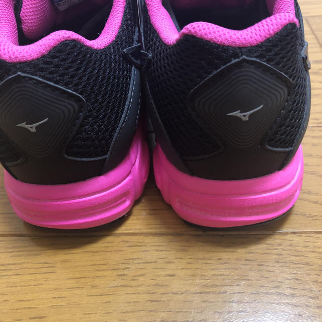 MIZUNO(ミズノ)のMIZUNO(ブラック/ピンク)【Lady’s/23.5/新品】 レディースの靴/シューズ(スニーカー)の商品写真