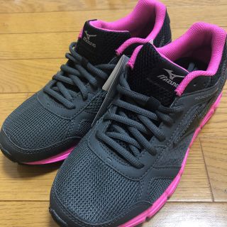 ミズノ(MIZUNO)のMIZUNO(ブラック/ピンク)【Lady’s/23.5/新品】(スニーカー)