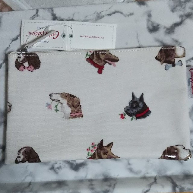 Cath Kidston(キャスキッドソン)の新品☆ キャスキッドソン 犬モチーフ フラットポーチ レディースのファッション小物(ポーチ)の商品写真