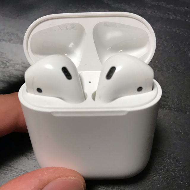 Apple(アップル)のAirPods 2【正規品】 スマホ/家電/カメラのオーディオ機器(ヘッドフォン/イヤフォン)の商品写真