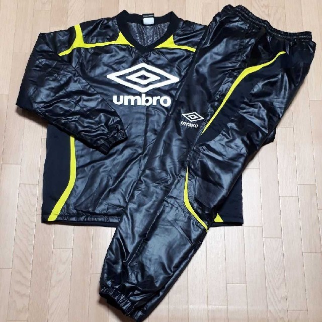 UMBRO(アンブロ)のumbroアンブロ★中綿 ピステ上下セット150.160㎝ スポーツ/アウトドアのサッカー/フットサル(ウェア)の商品写真