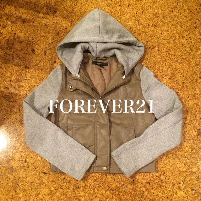 FOREVER 21(フォーエバートゥエンティーワン)のフード付きジャケット レディースのジャケット/アウター(ブルゾン)の商品写真