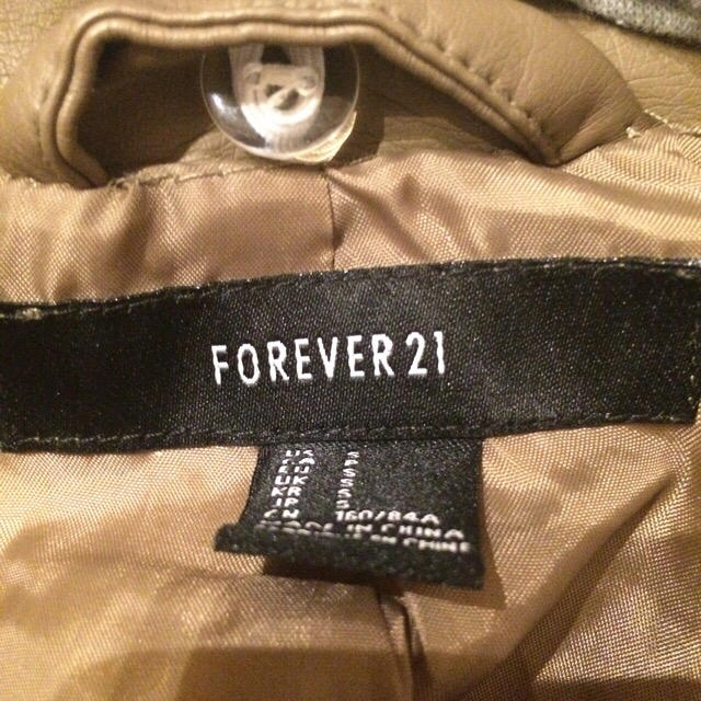 FOREVER 21(フォーエバートゥエンティーワン)のフード付きジャケット レディースのジャケット/アウター(ブルゾン)の商品写真