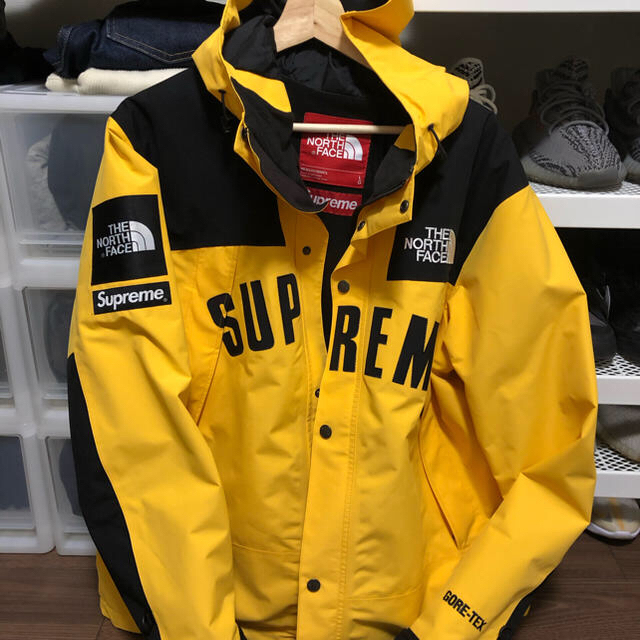 Supreme(シュプリーム)のsupreme × TNF   Lサイズ　yellow メンズのジャケット/アウター(マウンテンパーカー)の商品写真