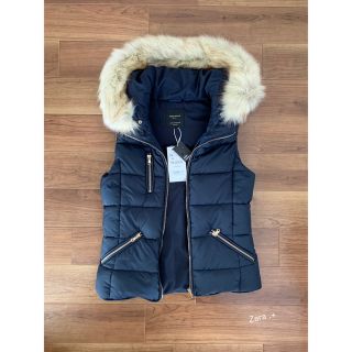 ザラ(ZARA)の【タグ付き★新品】ZARAファーフード付きダウンベスト　XS(ダウンベスト)