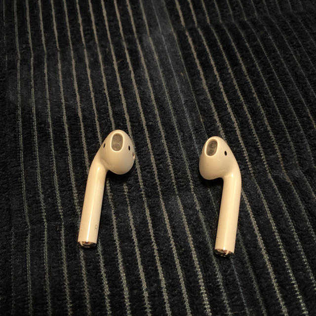 Apple(アップル)のAPPLE AirPods Charging Case 第二世代 スマホ/家電/カメラのオーディオ機器(ヘッドフォン/イヤフォン)の商品写真