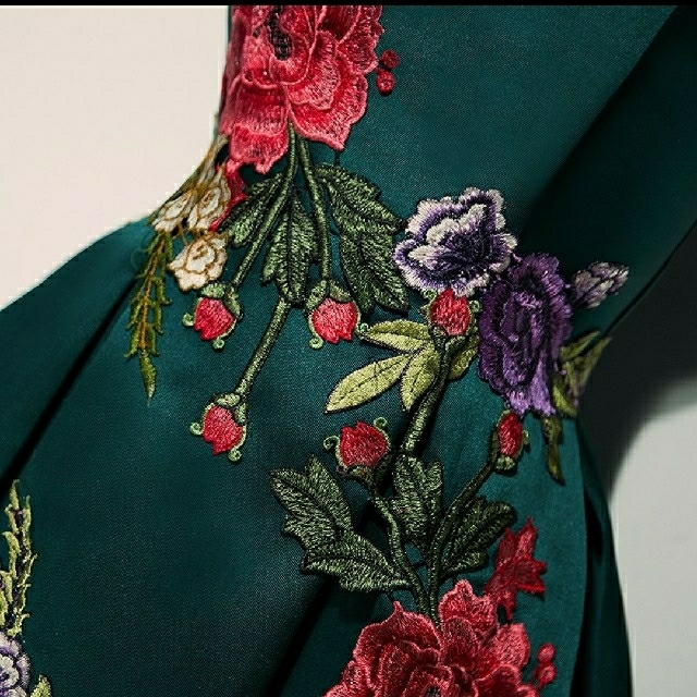 Alice+Olivia(アリスアンドオリビア)の【2点購入で+1点無料セール】【豪華な刺繍】秘密の花園ドレス【100】 レディースのフォーマル/ドレス(ミディアムドレス)の商品写真