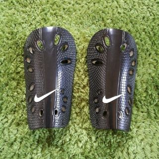 ナイキ(NIKE)のNIKE サッカー　すね当て　小学生低学年用(サッカー)