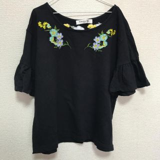 エムズエキサイト(EMSEXCITE)の花柄刺繍トップス(カットソー(半袖/袖なし))