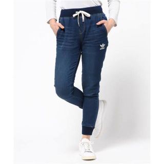 アディダス(adidas)のオリジナルススウェットデニムパンツTRACK DENIM TRACK PANTS(カジュアルパンツ)