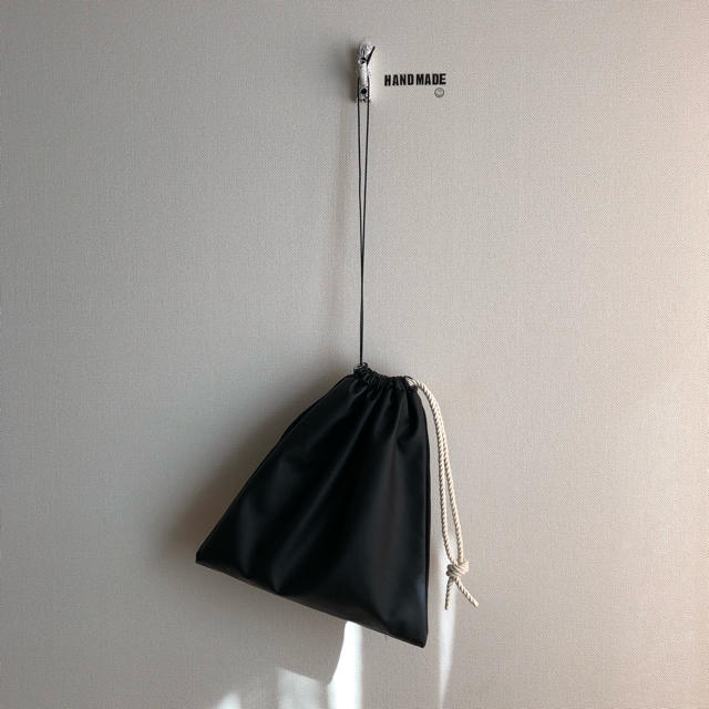 マットなフェイクレザーと帆布の巾着バッグ　ブラック ハンドメイドのファッション小物(バッグ)の商品写真