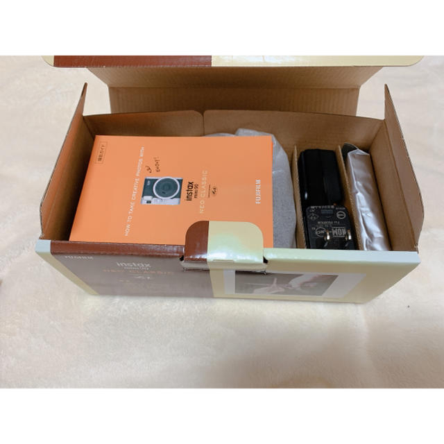 富士フイルム(フジフイルム)のチェキ　instax mini 90 ネオクラシック　Brown（ブラウン） スマホ/家電/カメラのカメラ(フィルムカメラ)の商品写真