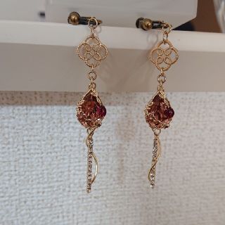 スワロフスキー(SWAROVSKI)の＊花ドロップ  ～ブラッシュローズ～   〈イヤリング〉(イヤリング)