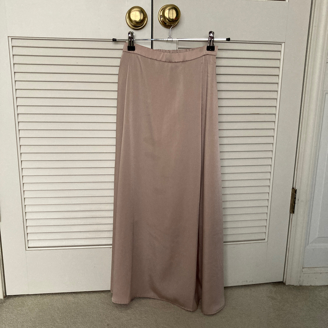 GU(ジーユー)のGU サテンフレアロングスカート ベージュ  レディースのスカート(ロングスカート)の商品写真