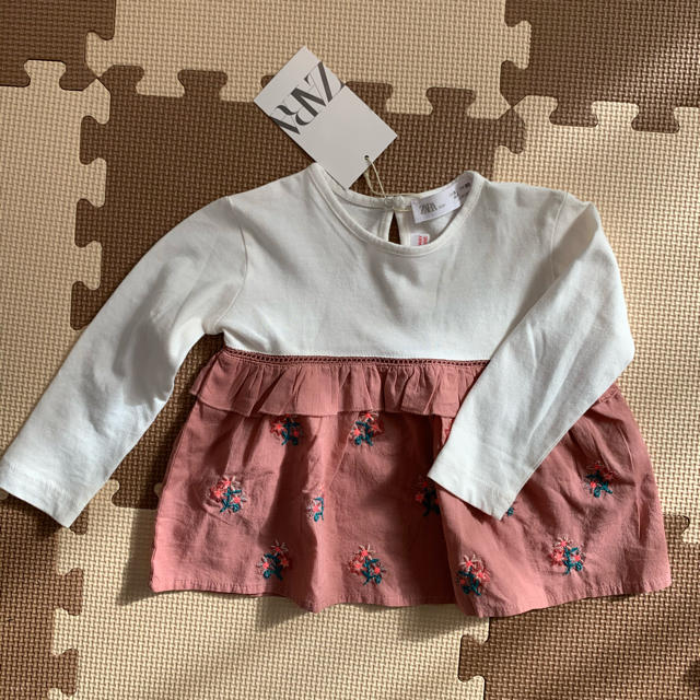 ZARA KIDS(ザラキッズ)のZARA  切り替え長袖ロングTシャツ　80 キッズ/ベビー/マタニティのベビー服(~85cm)(シャツ/カットソー)の商品写真