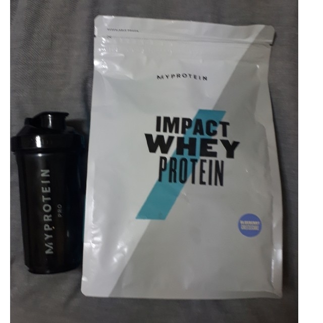 MYPROTEIN(マイプロテイン)のマイプロテイン ブルーベリーチーズケーキ味1kg　おまけ付き 食品/飲料/酒の健康食品(プロテイン)の商品写真