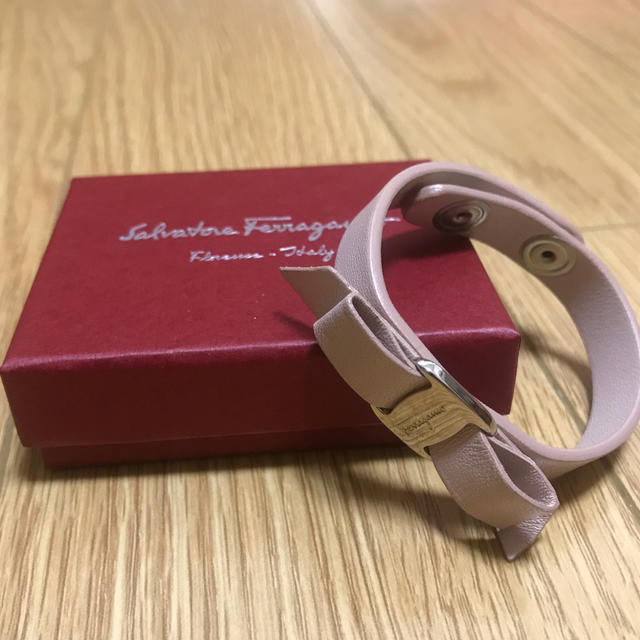 Ferragamo(フェラガモ)の【未使用】フェラガモ Salvatore Ferragamoブレスレット ピンク レディースのアクセサリー(ブレスレット/バングル)の商品写真