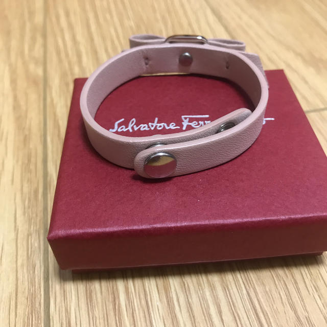 Ferragamo(フェラガモ)の【未使用】フェラガモ Salvatore Ferragamoブレスレット ピンク レディースのアクセサリー(ブレスレット/バングル)の商品写真