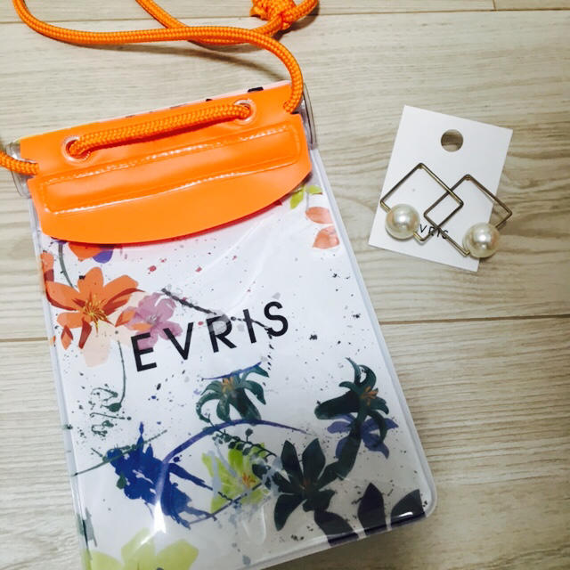 EVRIS(エヴリス)のEVRIS スマホ入れ レディースのアクセサリー(ピアス)の商品写真