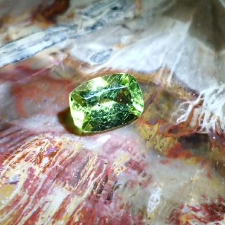 ペリドットルース0.92ct(パキスタン産)(各種パーツ)