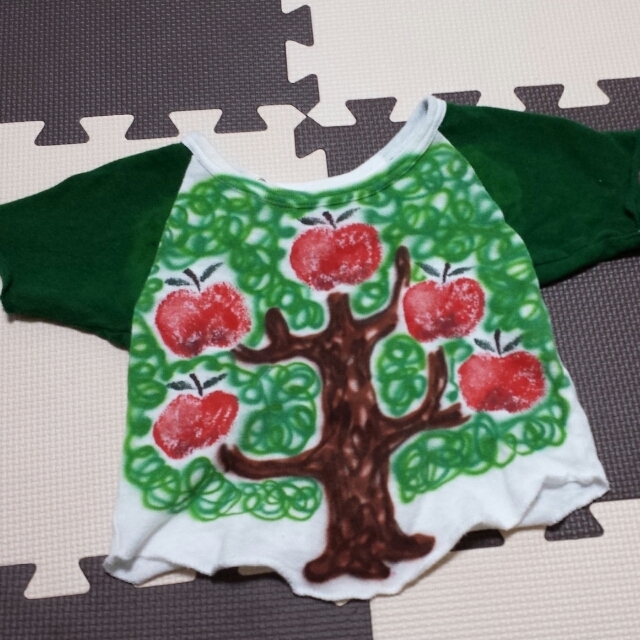 muchacha(ムチャチャ)のりんごの木Tシャツ80センチ キッズ/ベビー/マタニティのキッズ服男の子用(90cm~)(その他)の商品写真