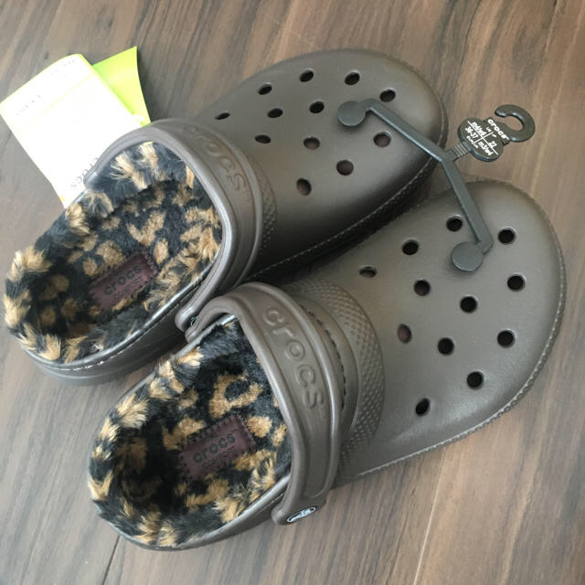 crocs(クロックス)の新品　クロックス　ボア  レオパード　ヒョウ柄 レディースの靴/シューズ(サンダル)の商品写真