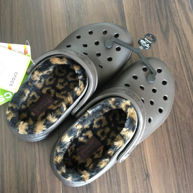 crocs(クロックス)の新品　クロックス　ボア  レオパード　ヒョウ柄 レディースの靴/シューズ(サンダル)の商品写真