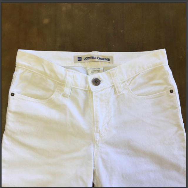 GAP(ギャップ)のGAP デニム パンツ白 low rize cropped pants レディースのパンツ(クロップドパンツ)の商品写真